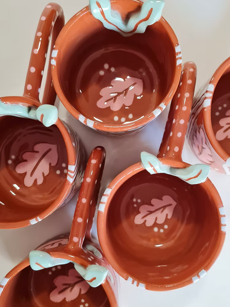 taza verde de ceramica