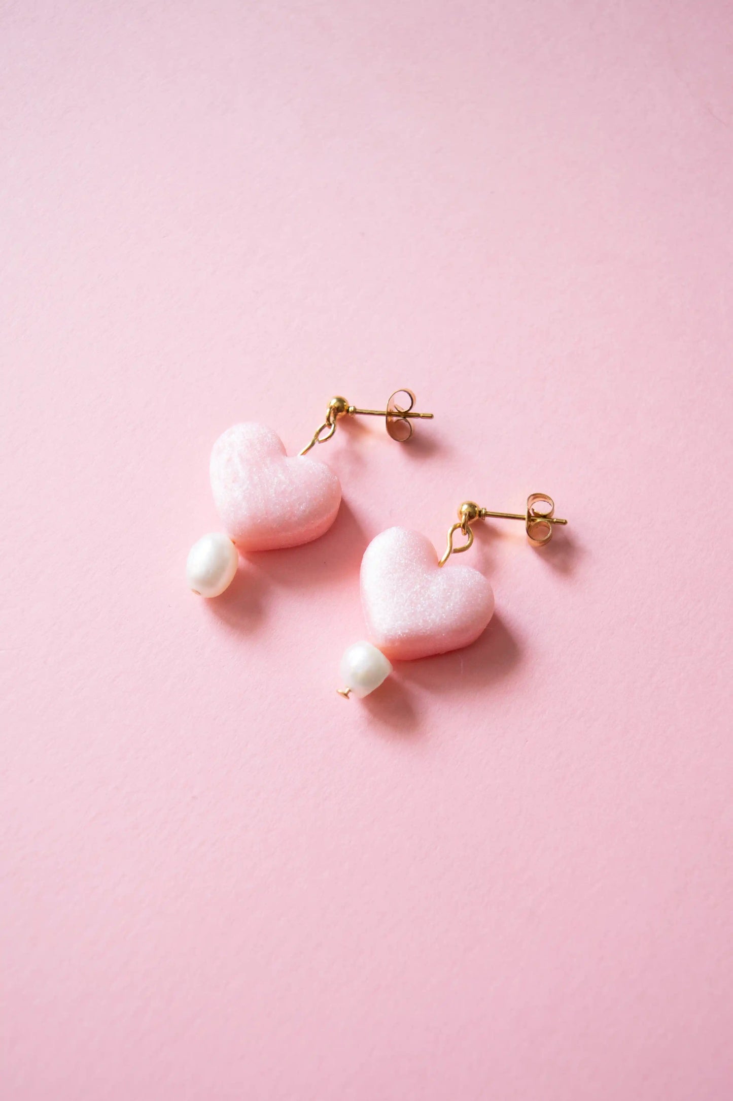 Pendientes corazon mini perlas rosa – JULIAHACECOSAS | Tienda de diseño Barcelona