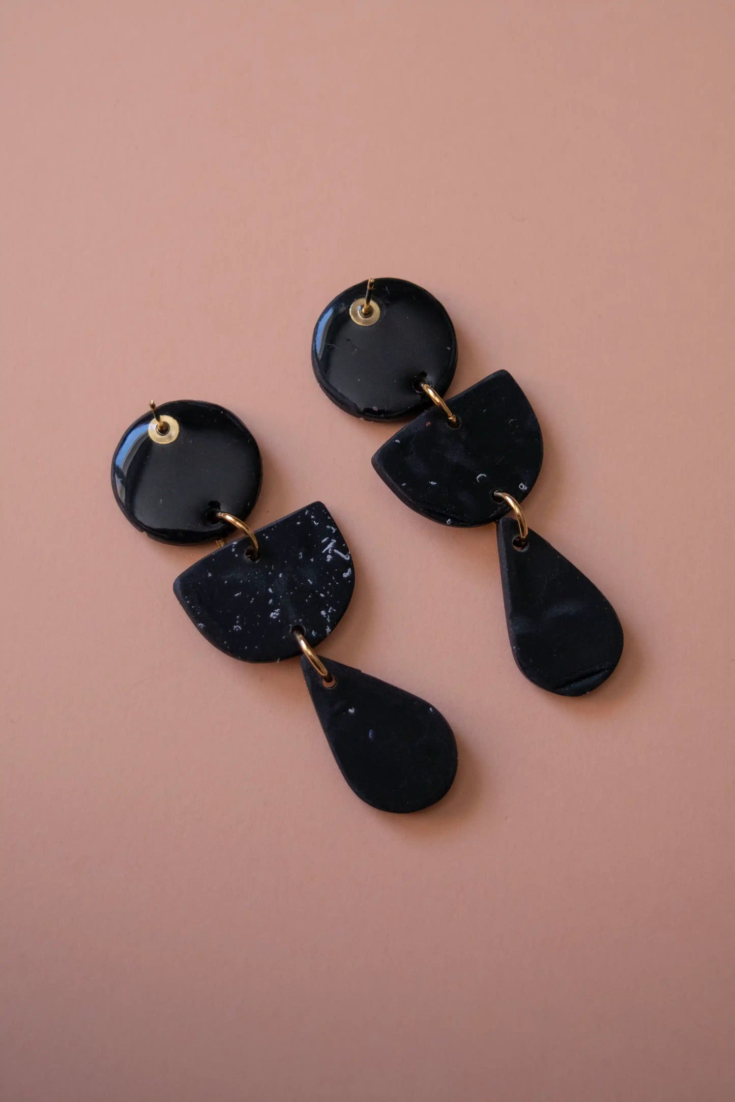 Pendientes geometrico negro – JULIAHACECOSAS | Tienda de diseño Barcelona