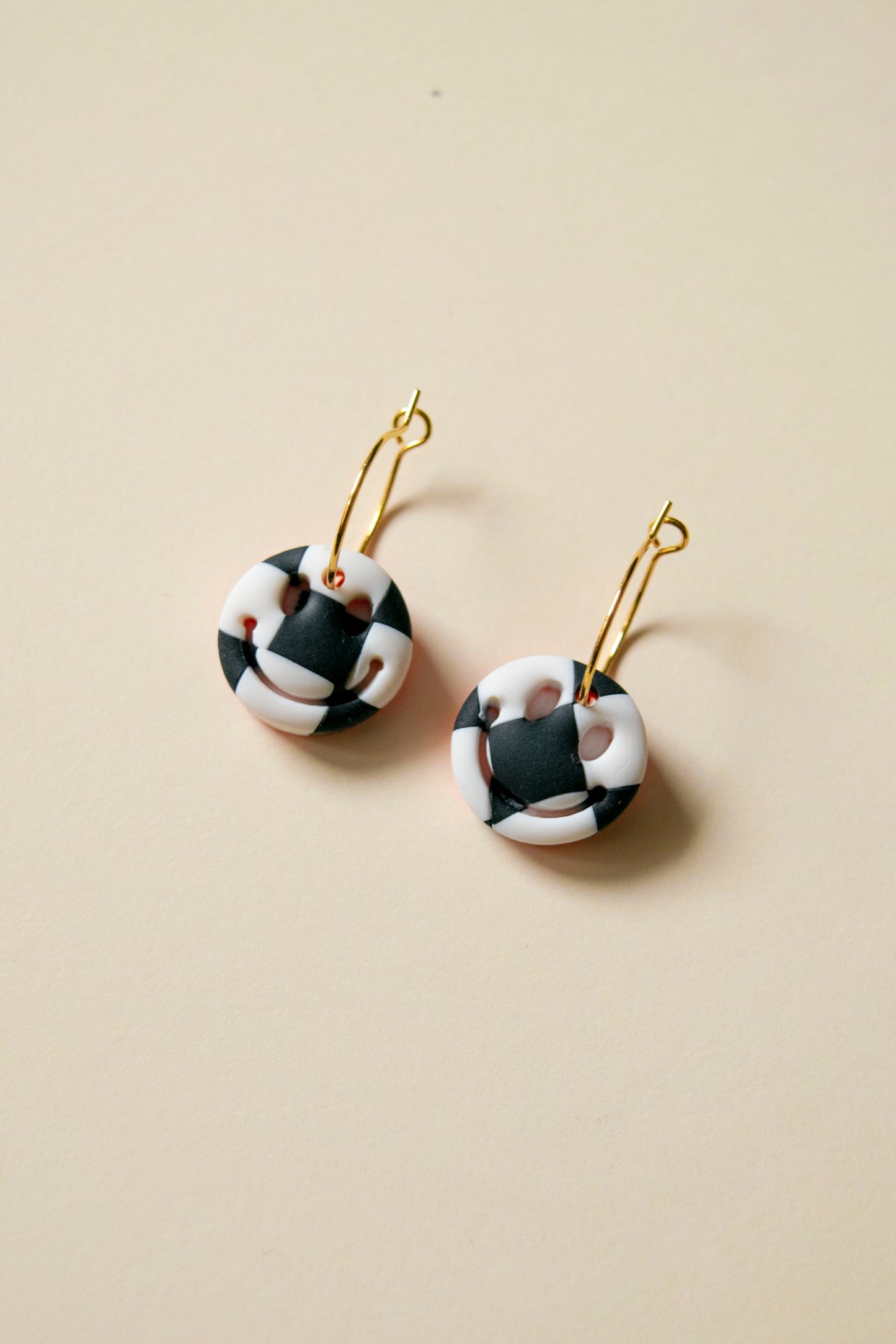 pendientes smiley negro