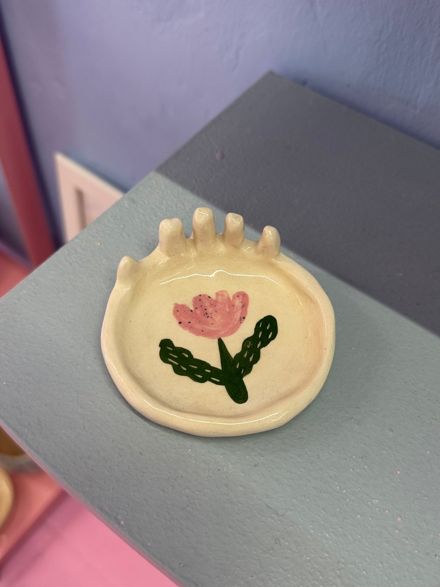 anillero de ceramica con flor rosa