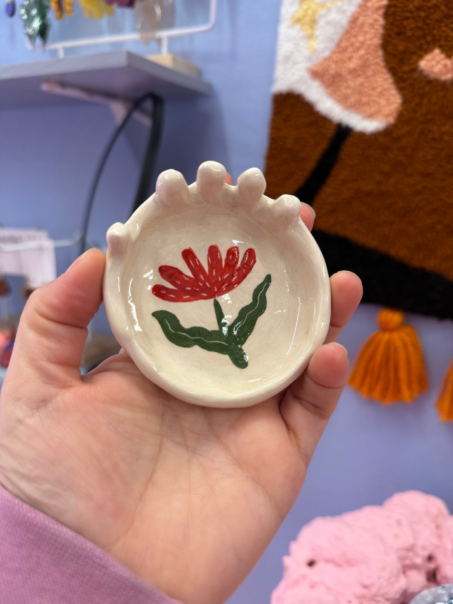 anillero de ceramica con flor roja