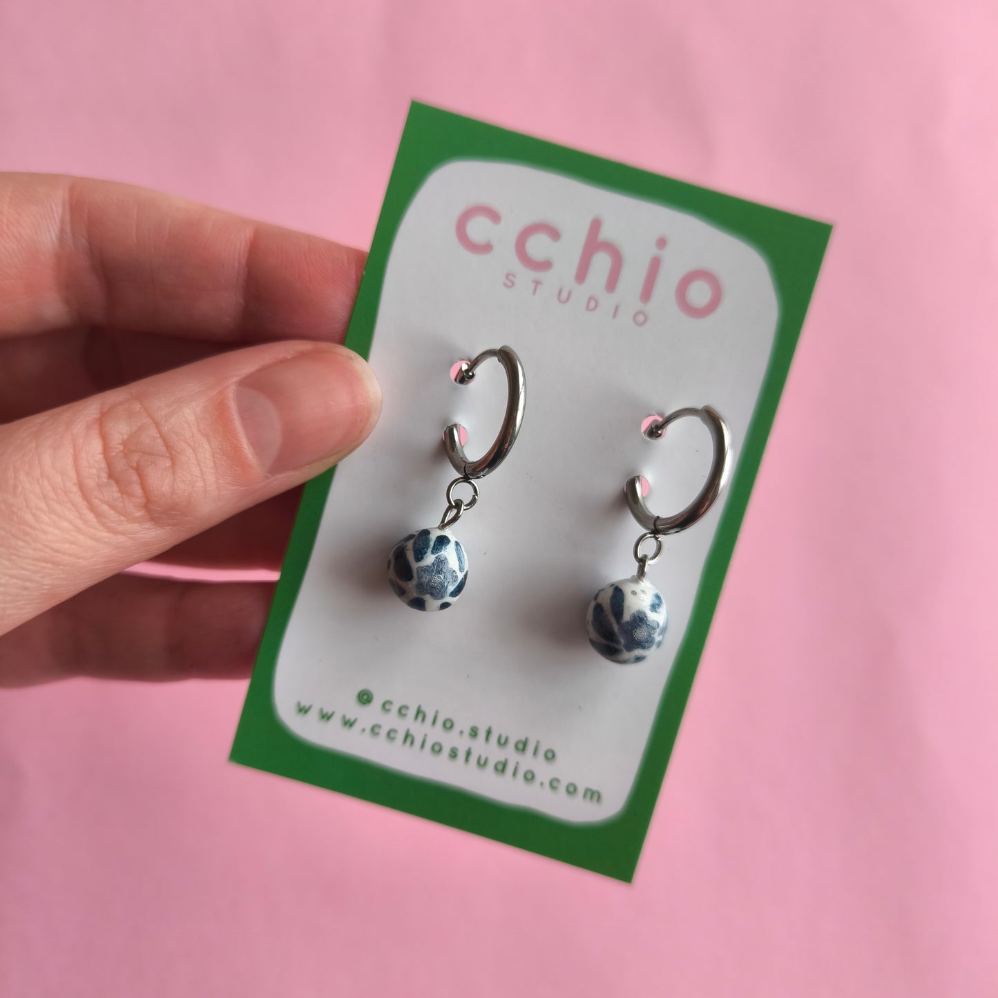 Pendiente pintado bolita colgante