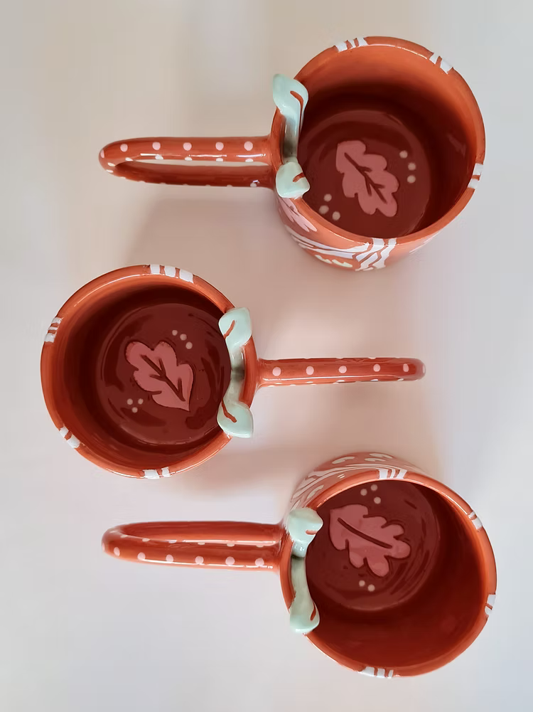 taza verde de ceramica