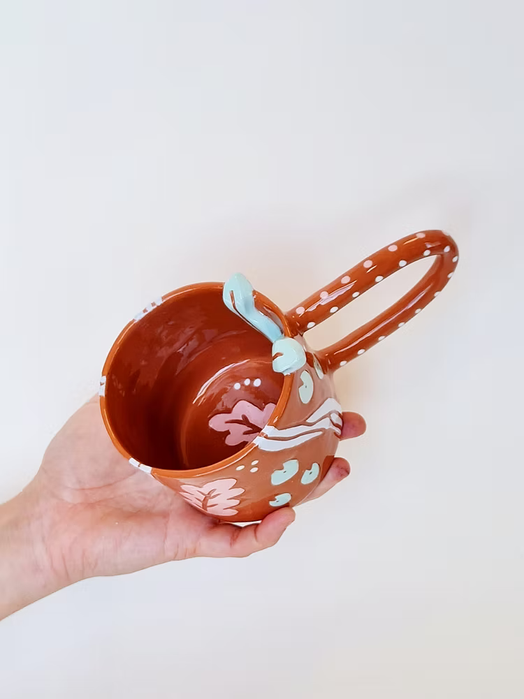 taza verde de ceramica