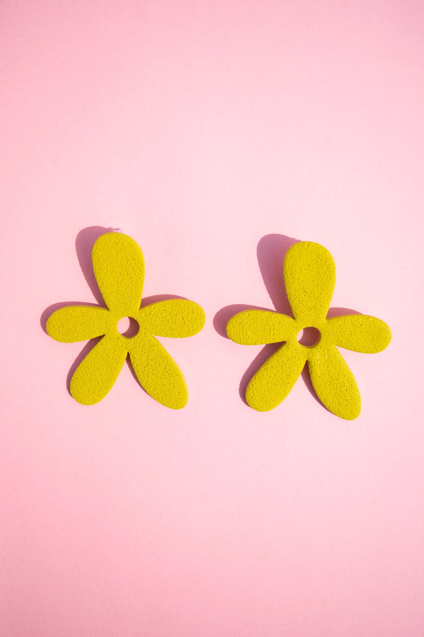 Pendientes flor gigante pistacho – JULIAHACECOSAS | Tienda de diseño Barcelona