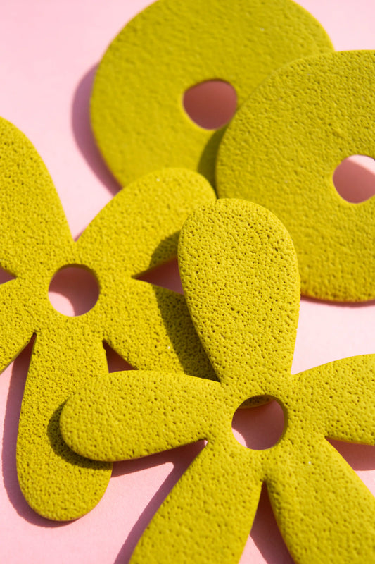 Pendientes flor gigante pistacho – JULIAHACECOSAS | Tienda de diseño Barcelona