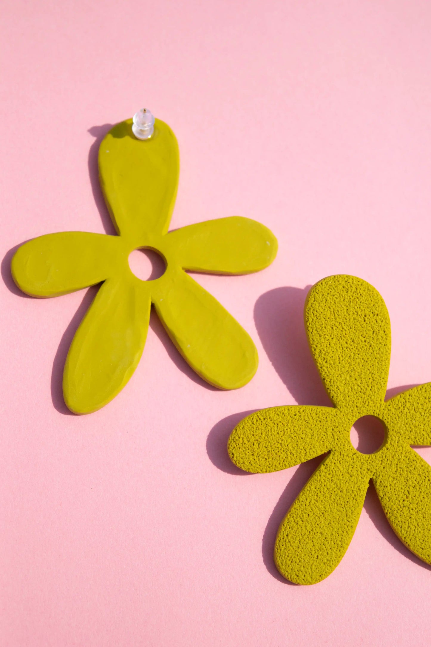 Pendientes flor gigante pistacho – JULIAHACECOSAS | Tienda de diseño Barcelona