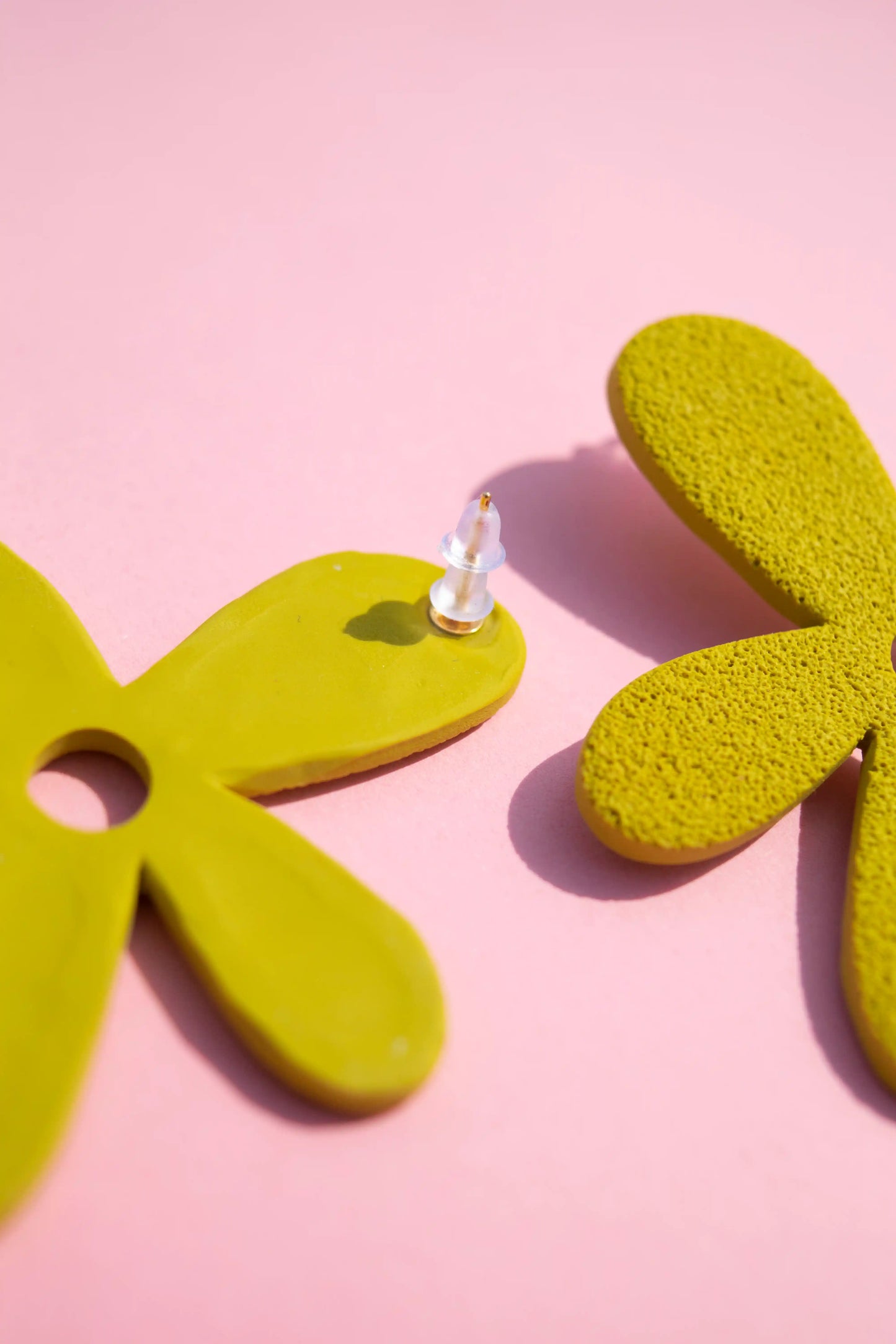 Pendientes flor gigante pistacho – JULIAHACECOSAS | Tienda de diseño Barcelona