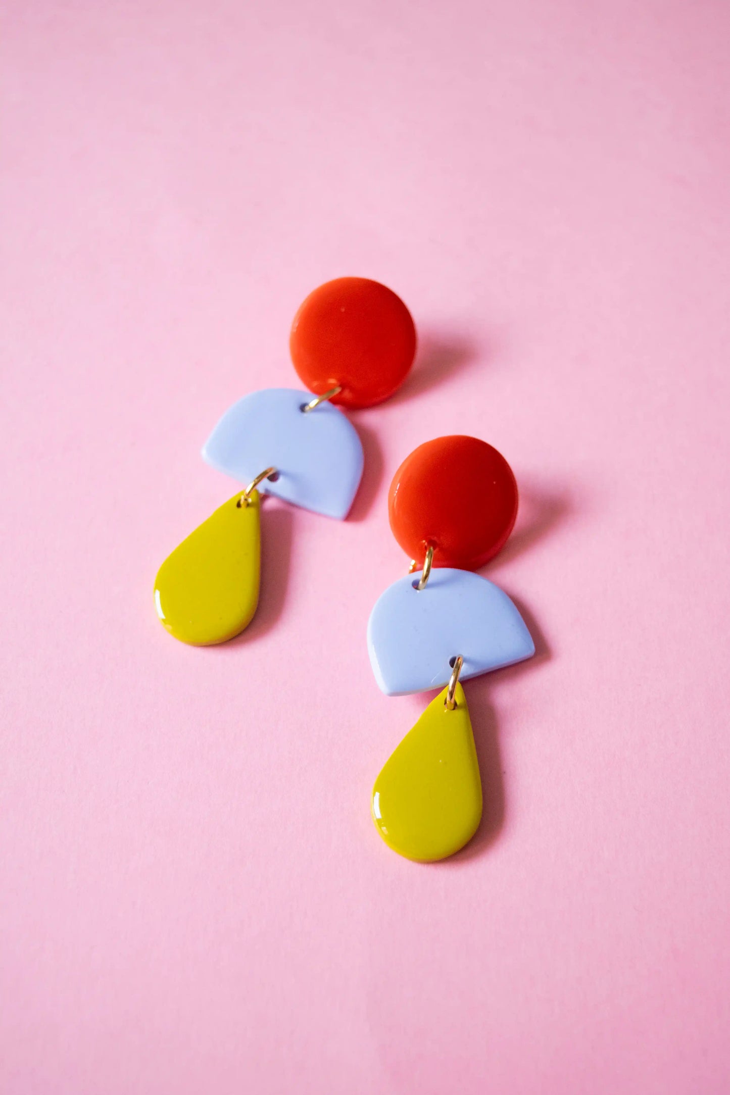 Pendientes geometrico colores amapola – JULIAHACECOSAS | Tienda de diseño Barcelona