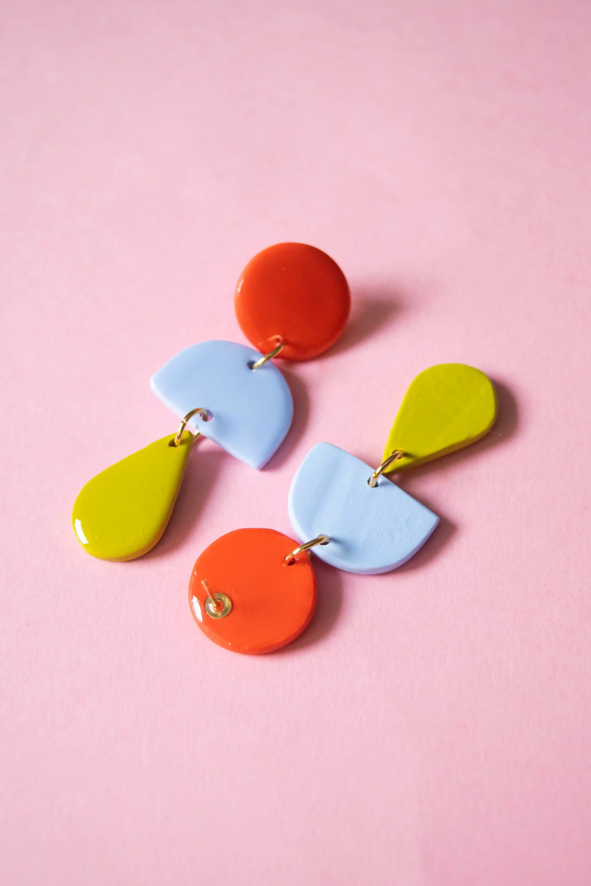 Pendientes geometrico colores amapola – JULIAHACECOSAS | Tienda de diseño Barcelona