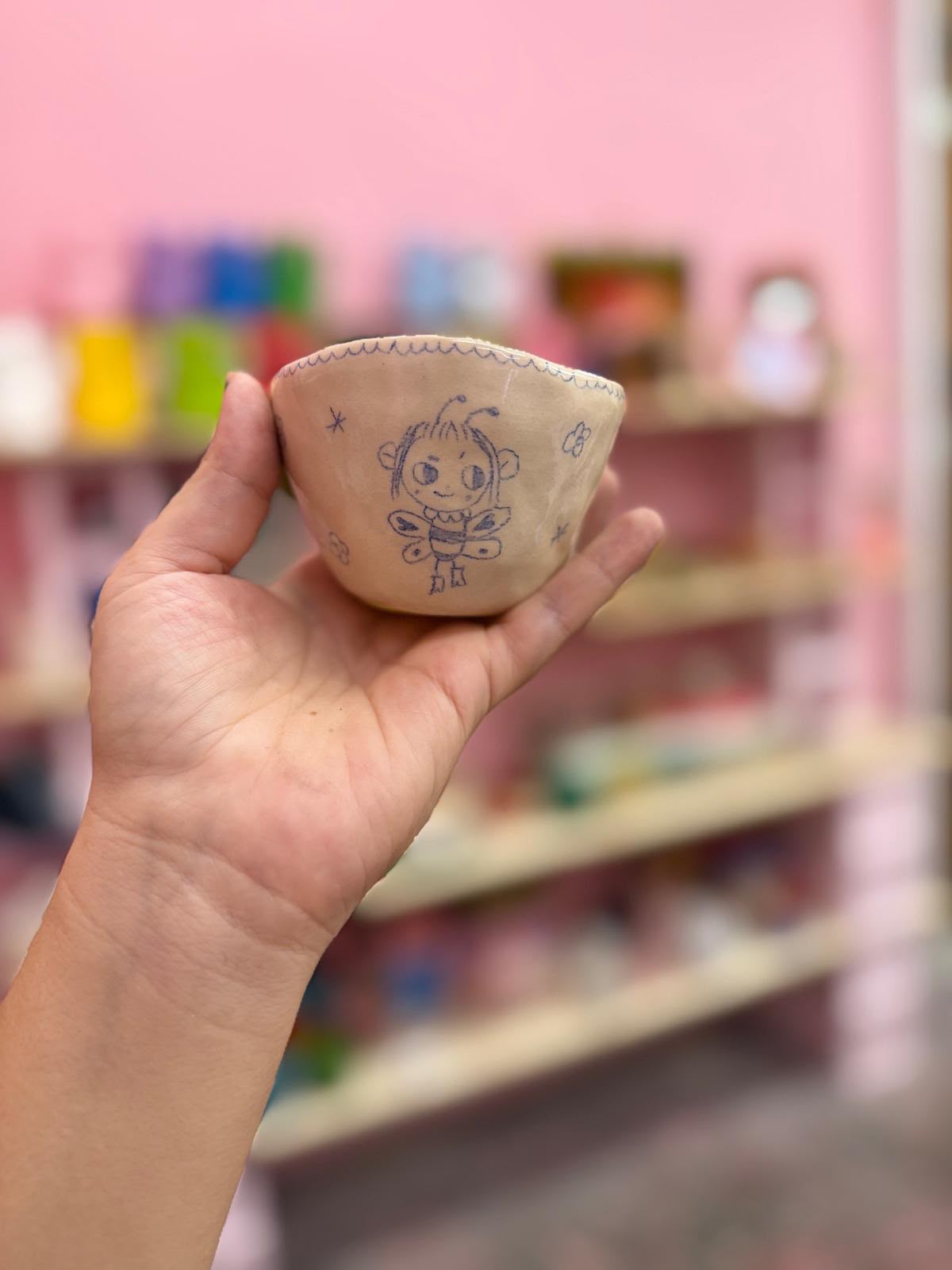 taza niña gusano