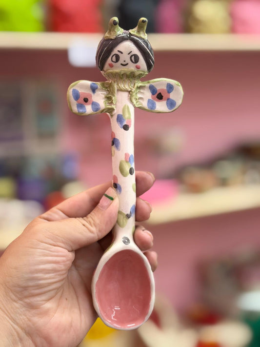 cuchara niña gusano