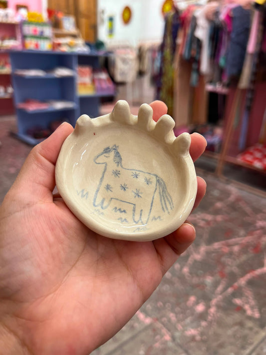 mano anillero de ceramica con caballo