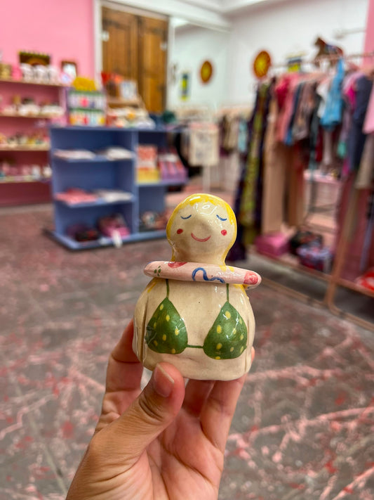 figura mujer con flotador
