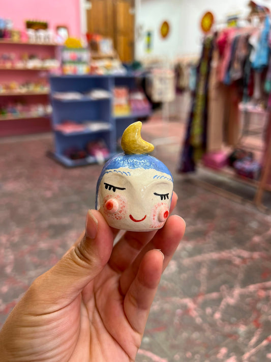 figura cabeza chica con luna