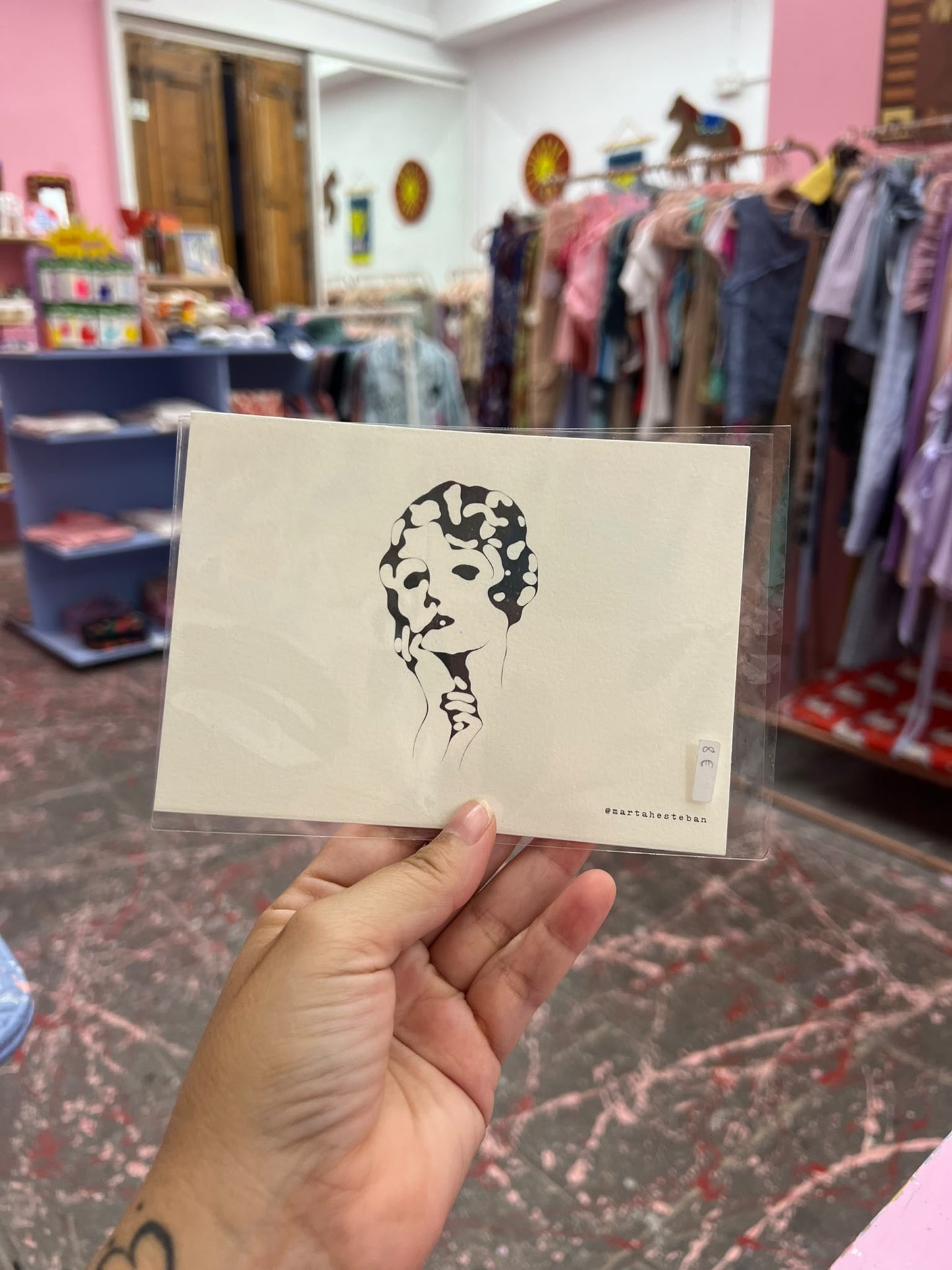 postal mujer pensando