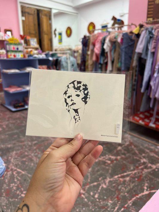 postal mujer pensando