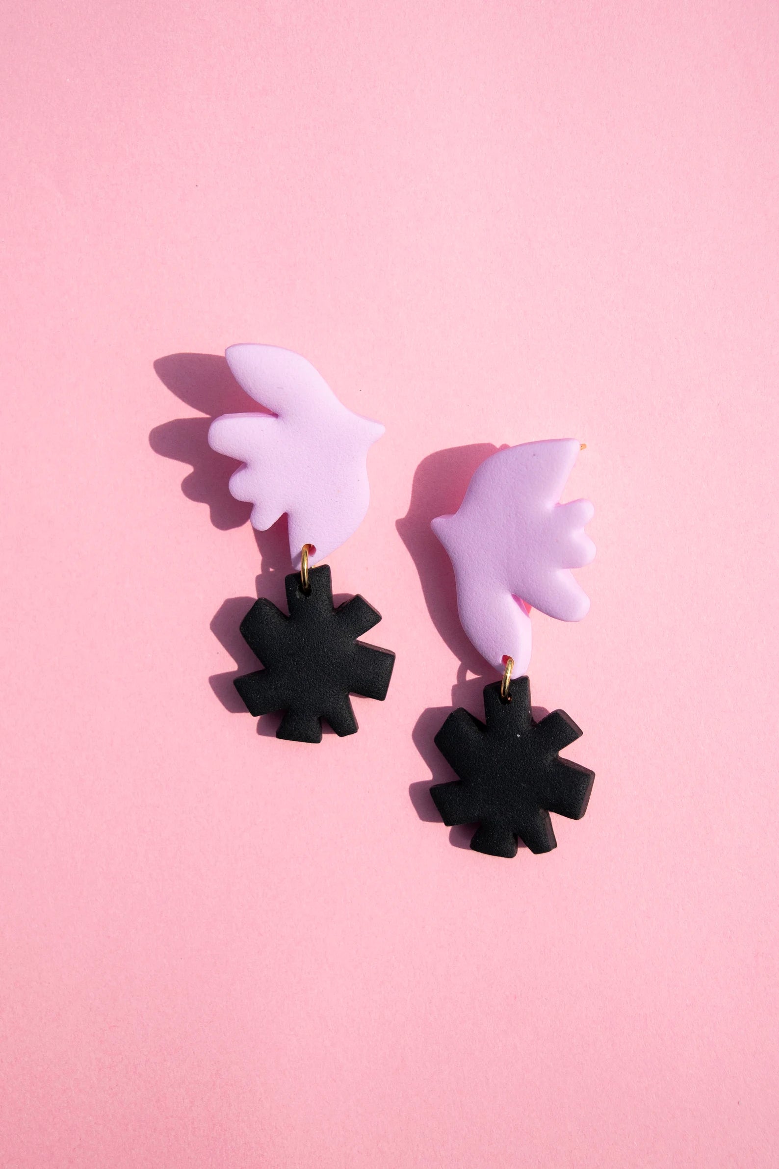 Pendientes pendientes pájaro Matisse rosa bebe y negro – JULIAHACECOSAS | Tienda de diseño Barcelona