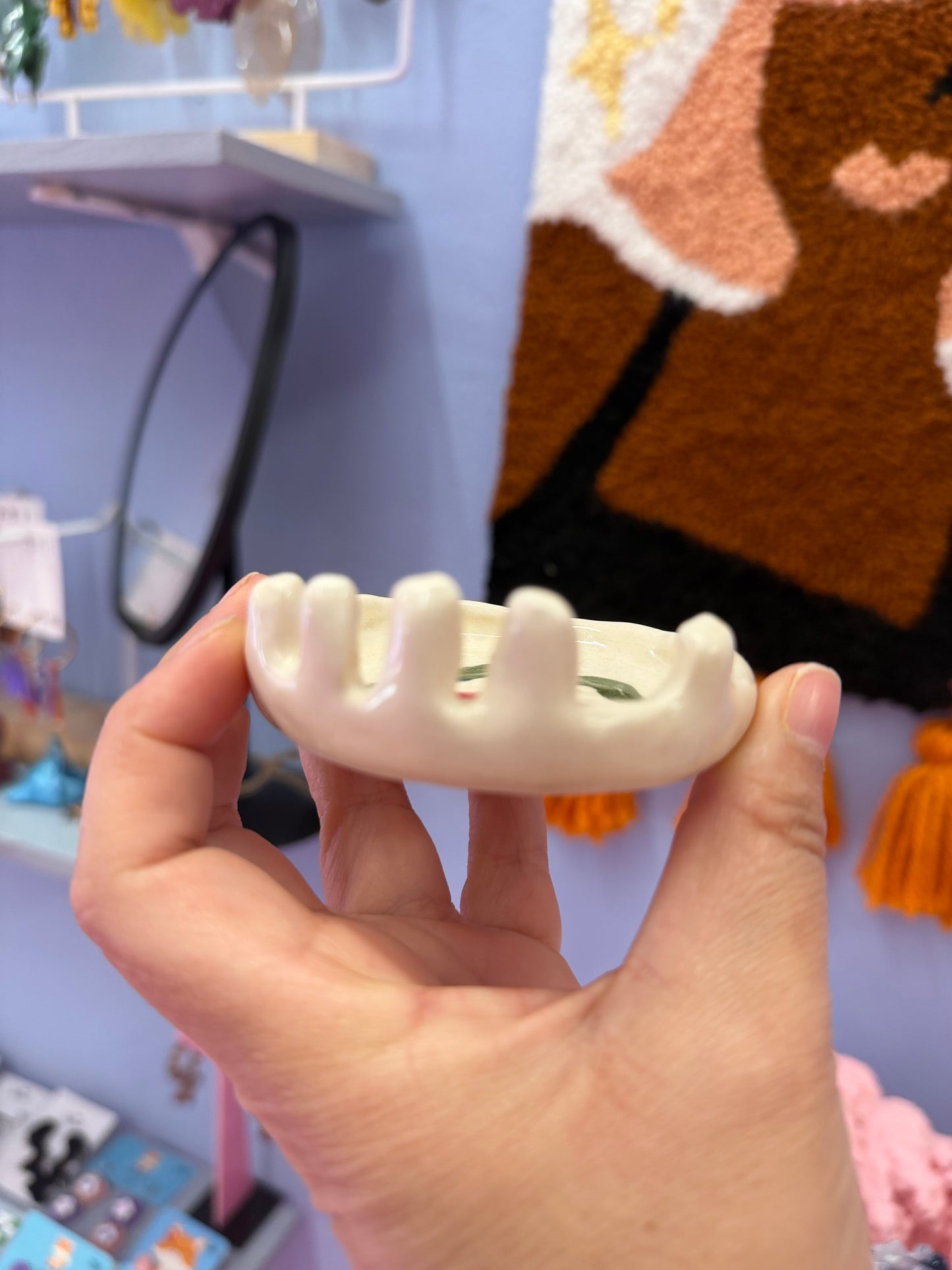 anillero de ceramica con flor rosa