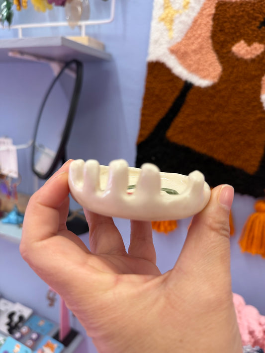 anillero de ceramica con flor rosa