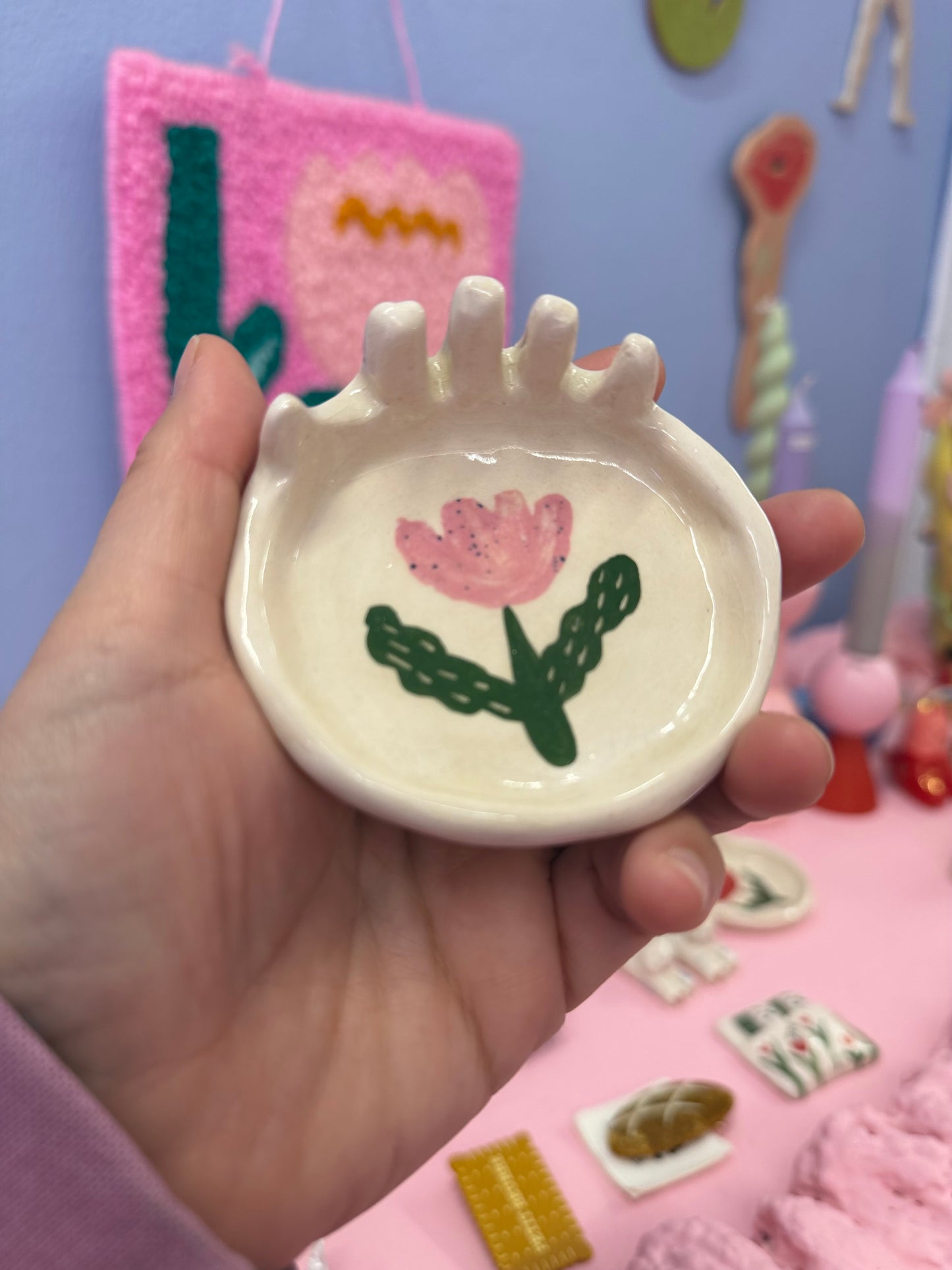 anillero de ceramica con flor rosa