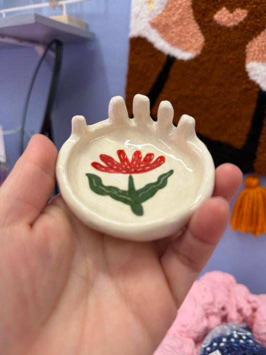 anillero de ceramica con flor roja