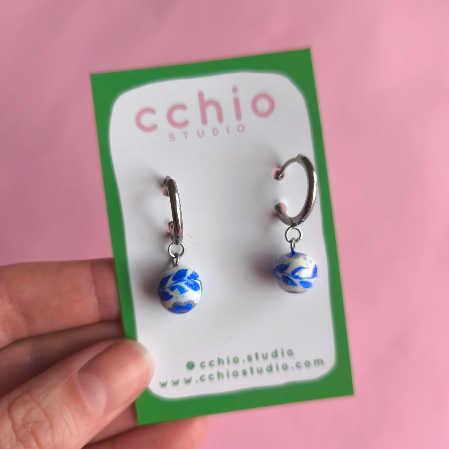 Pendiente pintado bolita colgante