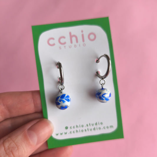 Pendiente pintado bolita colgante