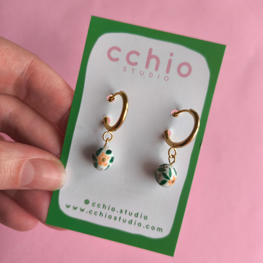 Pendiente pintado bolita colgante