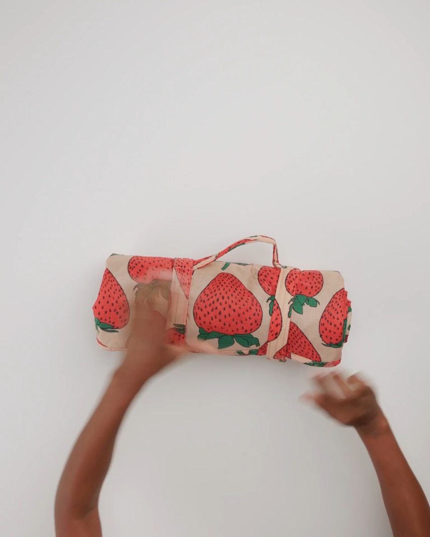 esterilla de picnic strawberry blossom baggu